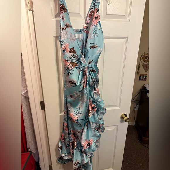 A FUN DIFFERENT DRESS 💙 - Picture 3 of 6